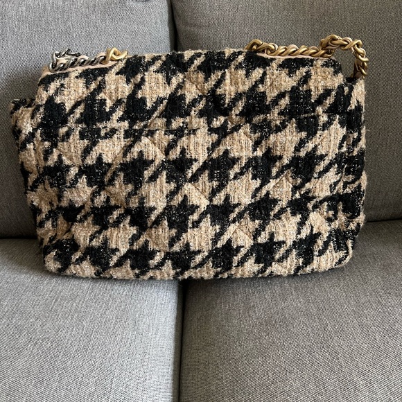 Chanel Tweed Maxi 19” Handbag - Rare Color! - Picture 8 of 12